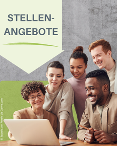 Mehrere Menschen blicken gemeinsam auf einen Laptop, darüber das Wort "Stellenangebote".