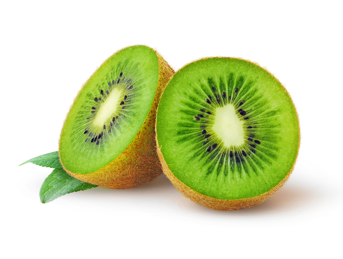 Eine in Hälften geschnittene Kiwi isoliert auf weißem Hintergrund