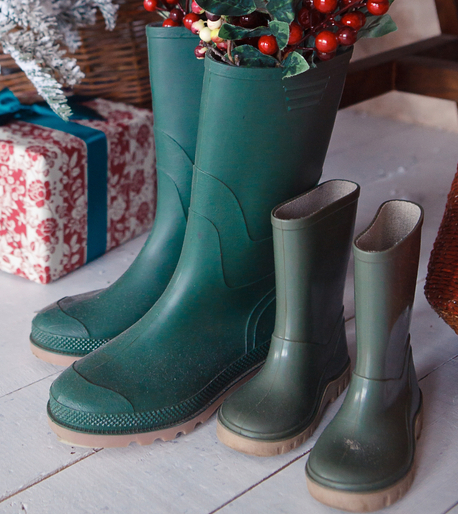 Gummistiefel unter dem Weihnachtsbaum