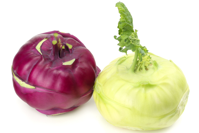 Frischer roter und weißer Kohlrabi isoliert auf weißem Hintergrund