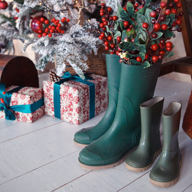 Gummistiefel unter dem Weihnachtsbaum